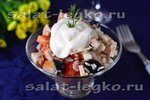 Салат с копченой курицей, помидорами и рисом