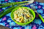 Салат с копчёной колбасой, сухариками и кукурузой