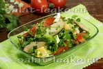 Салат с черемшой, овощами и жареным мясом