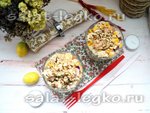 Салат с курицей, ананасом и орехами